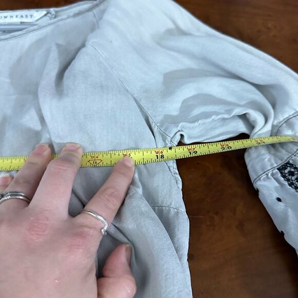 Downeast Pullover Flutter Sleeve Blouse Gray With Black Embroidery Size Medium - Picture 15 of 16